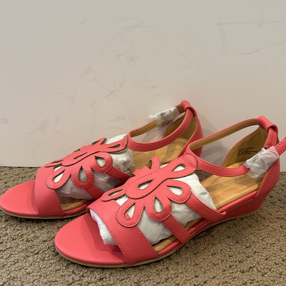 NWT Comfortview Coral Small Heel Sandals Size 10 1/2M
